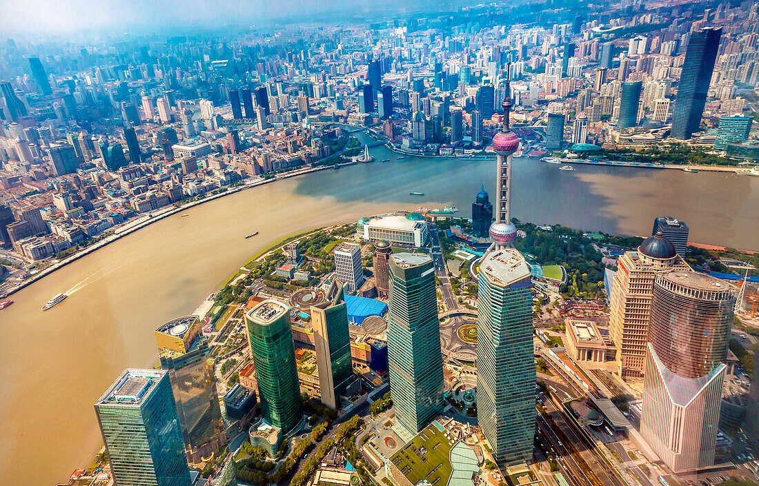Auf der Suche nach unten Oriental Pearl Fernsehturm Pudong Bund Huangpu River Wolkenkratzer Stadtbild, Shanghai, China