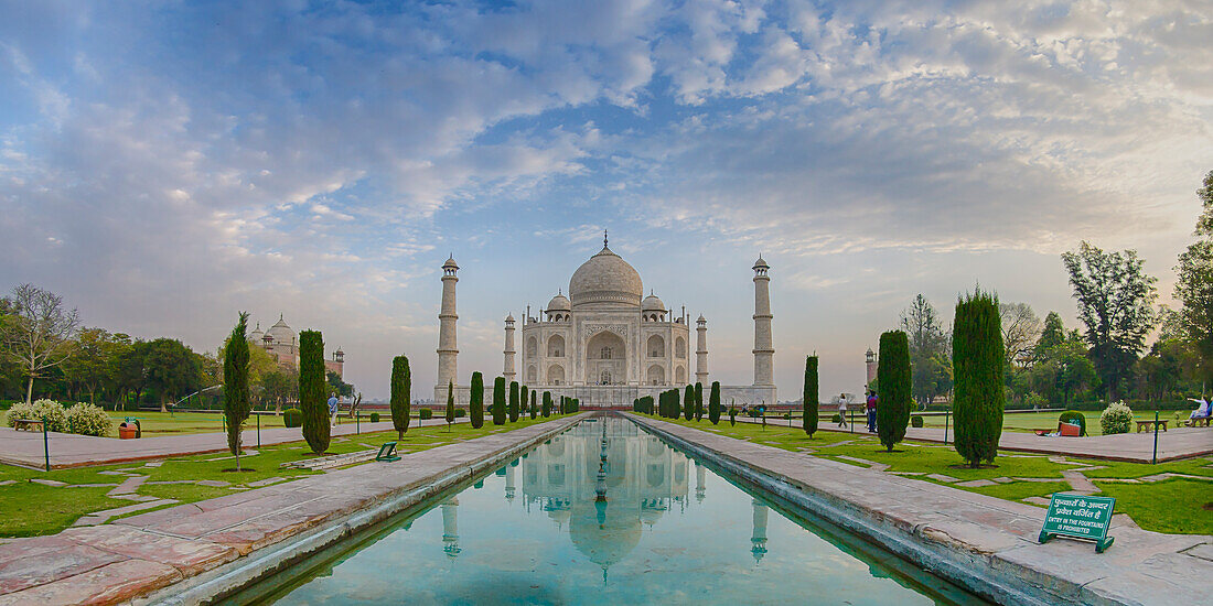 Indien. Blick auf das Taj Mahal in Agra, ein Grabmal, das Shah Jahan für seine Lieblingsfrau Mumtaz Mahal erbaut hat.