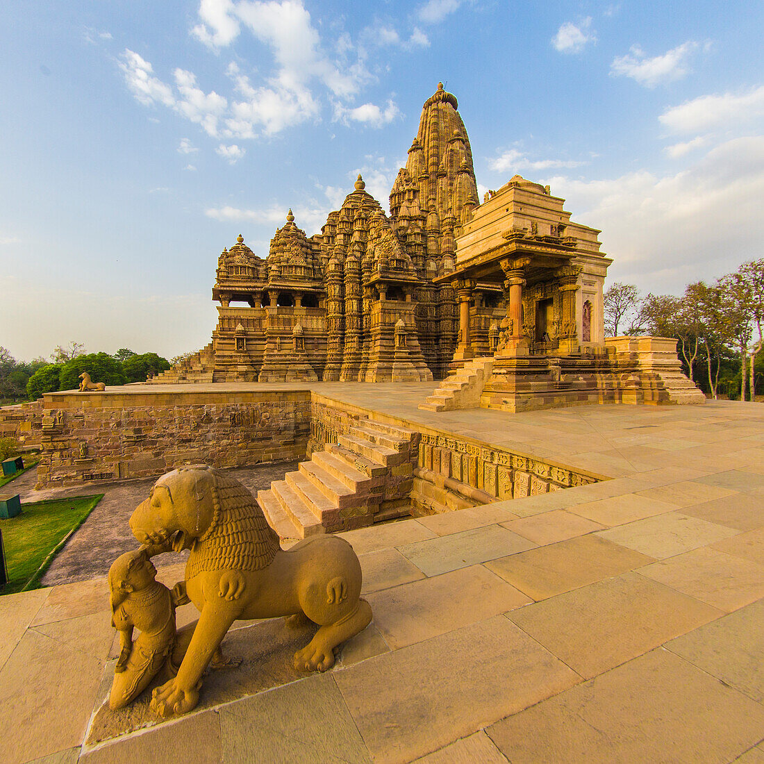 Indien. Hinduistische Tempel in Khajuraho, UNESCO-Weltkulturerbe, berühmt für ihre erotischen Schnitzereien.