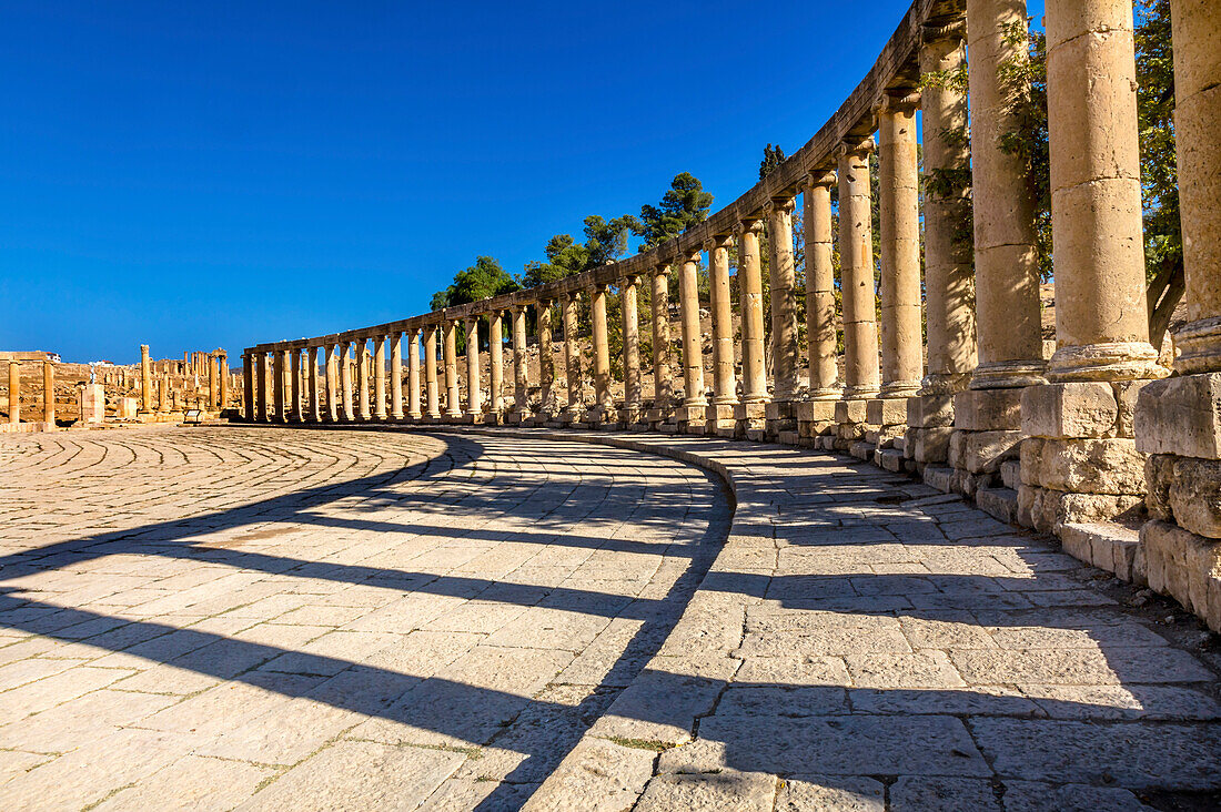 Oval Plaza, 160 ionische Säulen, Jerash, Jordanien. Jerash kam zwischen 300 v. Chr. und 100 n. Chr. an die Macht und war bis 600 n. Chr. eine Stadt. Erst 1112 n. Chr. von Kreuzfahrern erobert. Berühmtes Handelszentrum. Ursprünglichste römische Stadt im Nahen Osten.