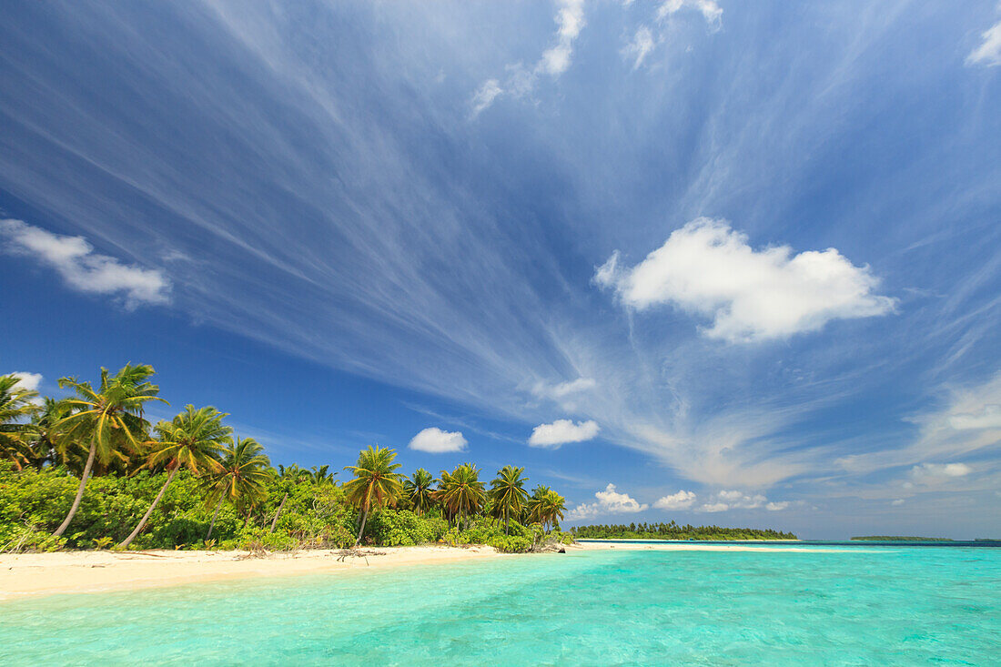Blick auf Funadoo Island von Funadovilligilli Island, North Huvadhoo Atoll, südlichen Malediven, Indischer Ozean