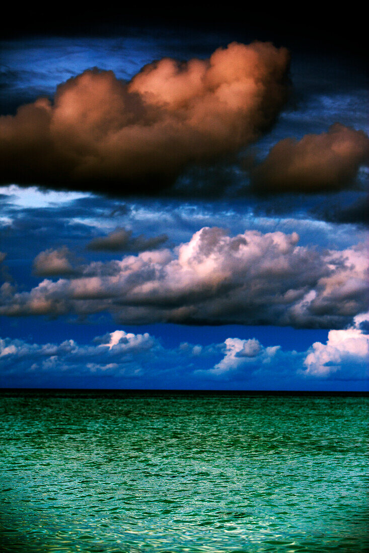 Mittags geschwollene Wolken über dem grünen Ozean (Sulusee) auf den Philippinen