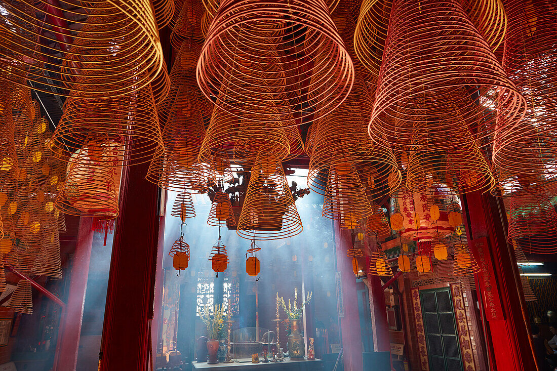 Rauch- und Räucherspiralen, im Inneren der Ong-Pagode, Can Tho, Mekong-Delta, Vietnam