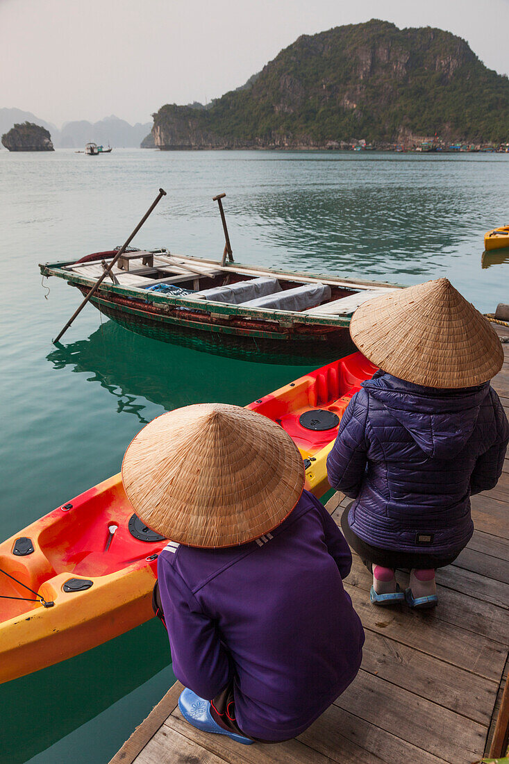 Vietnam, Halong Bay, schwimmendes Fischerdorf, schwimmender Markt