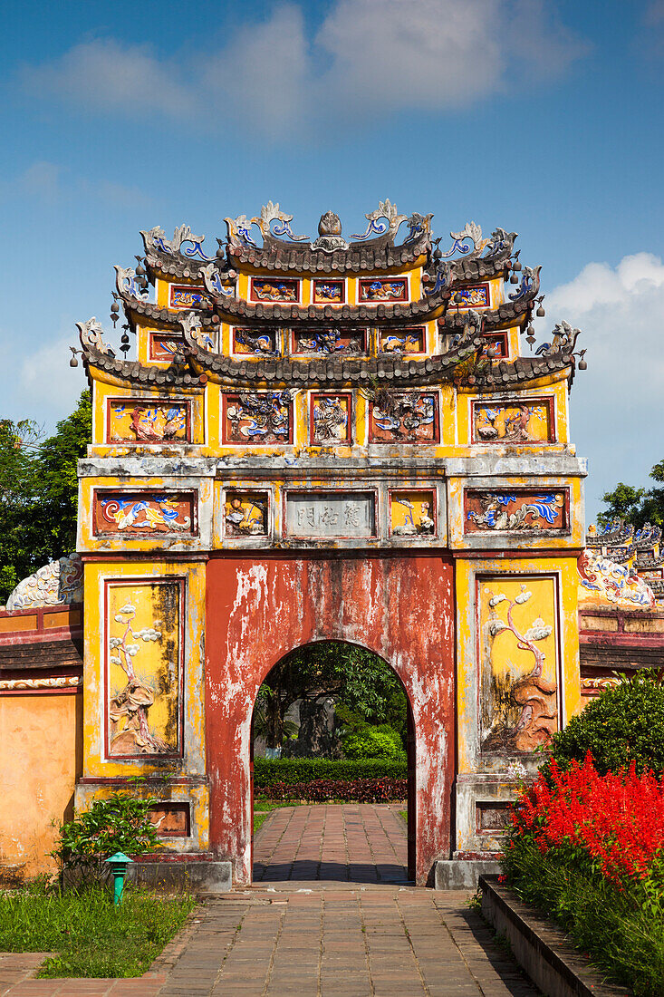 Vietnam, Kaiserstadt Hue. Zum Tempelkomplex Mieu, außen