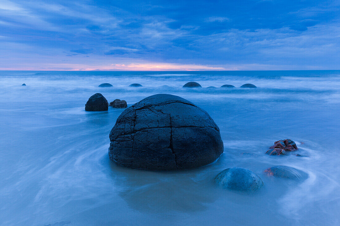 Neuseeland, Südinsel, Otago, Moeraki, Moeraki Boulders auch bekannt als Te Kaihinaki, Dawn