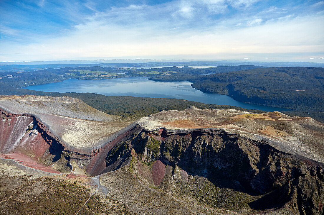 Krater des Mount Tarawera und Lake Tarawera, in der Nähe von Rotorua, Nordinsel, Neuseeland