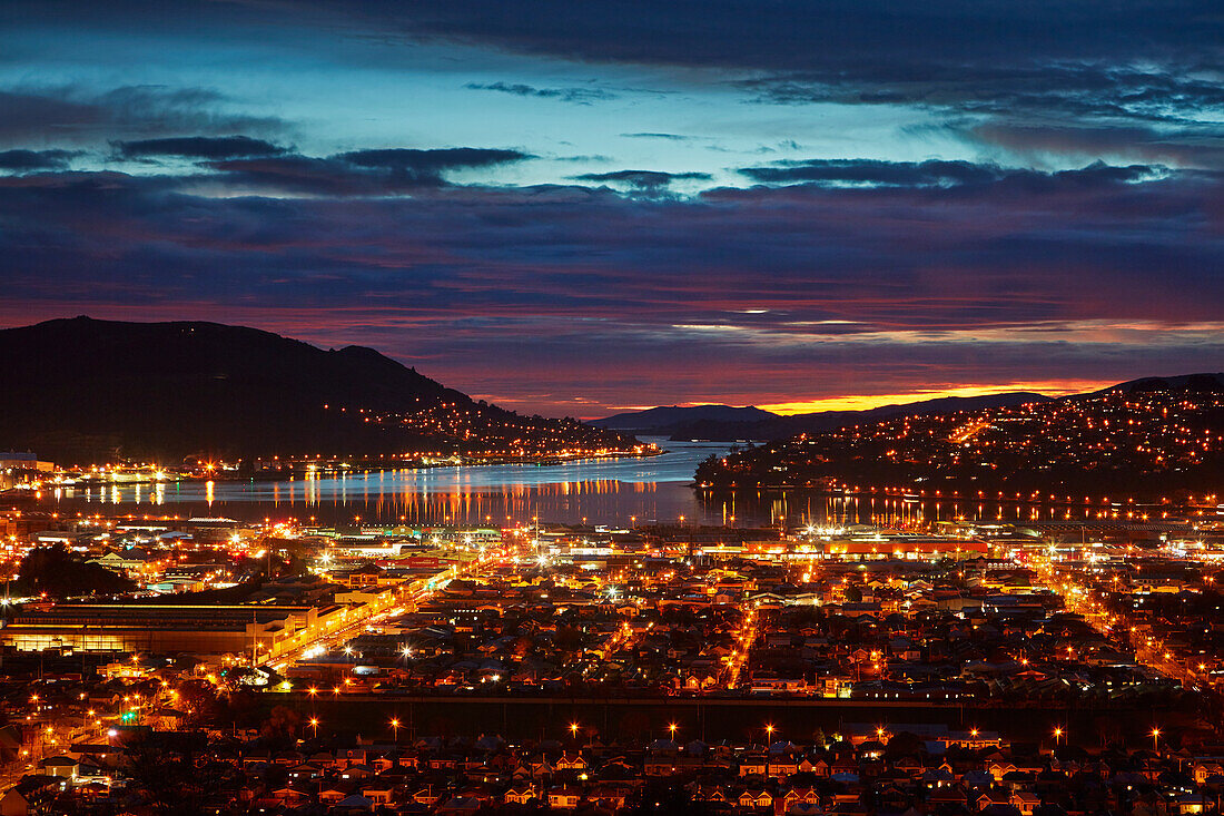 Lichter der Stadt, South Dunedin und Otago Harbor, Dunedin, Südinsel, Neuseeland