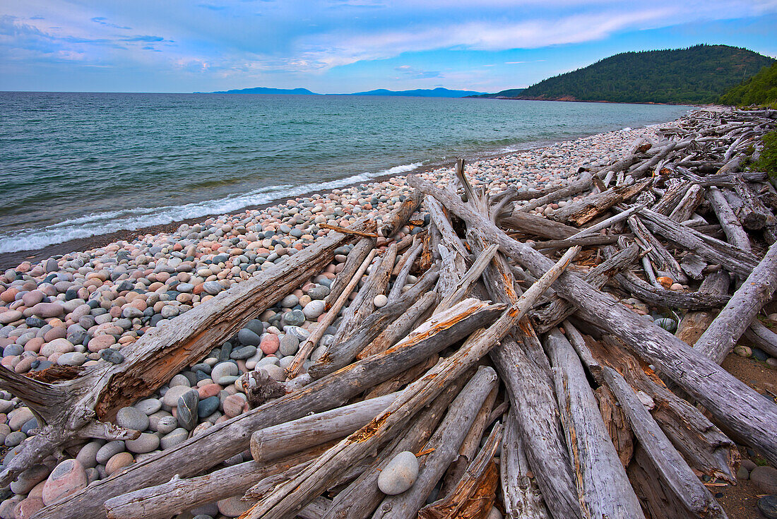 Kanada, Ontario, Marathon. Felsen und Treibholz am Strand von Pebble Lake Superior