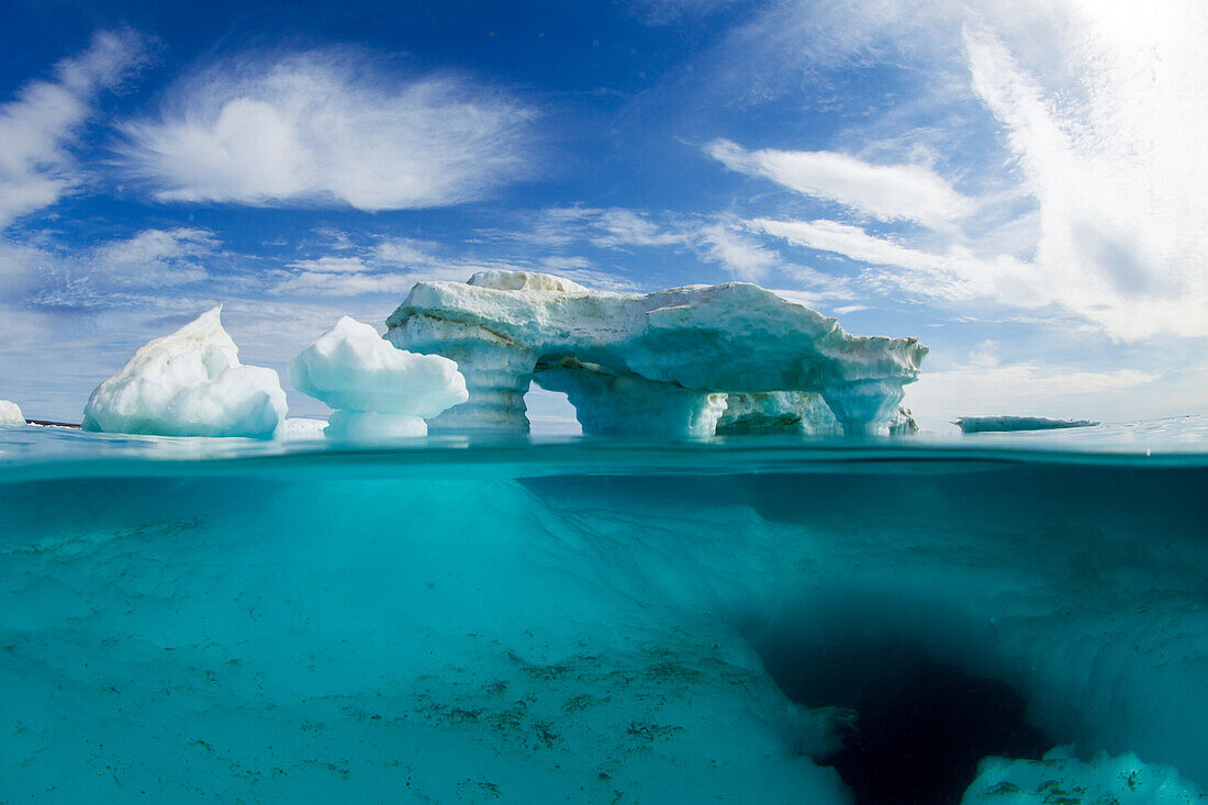 Kanada, Territorium Nunavut, Repulse Bay, Unterwasseransicht des schmelzenden Eisbergs in den Harbour Islands an der Hudson Bay südlich des Polarkreises