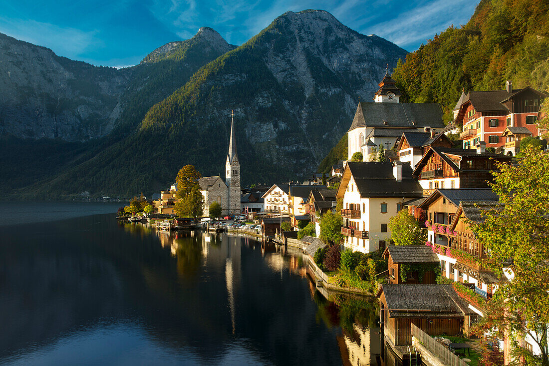 Morgendämmerung über Stadt Hallstatt und Hallstättersee, Saltzkammergut, Österreich