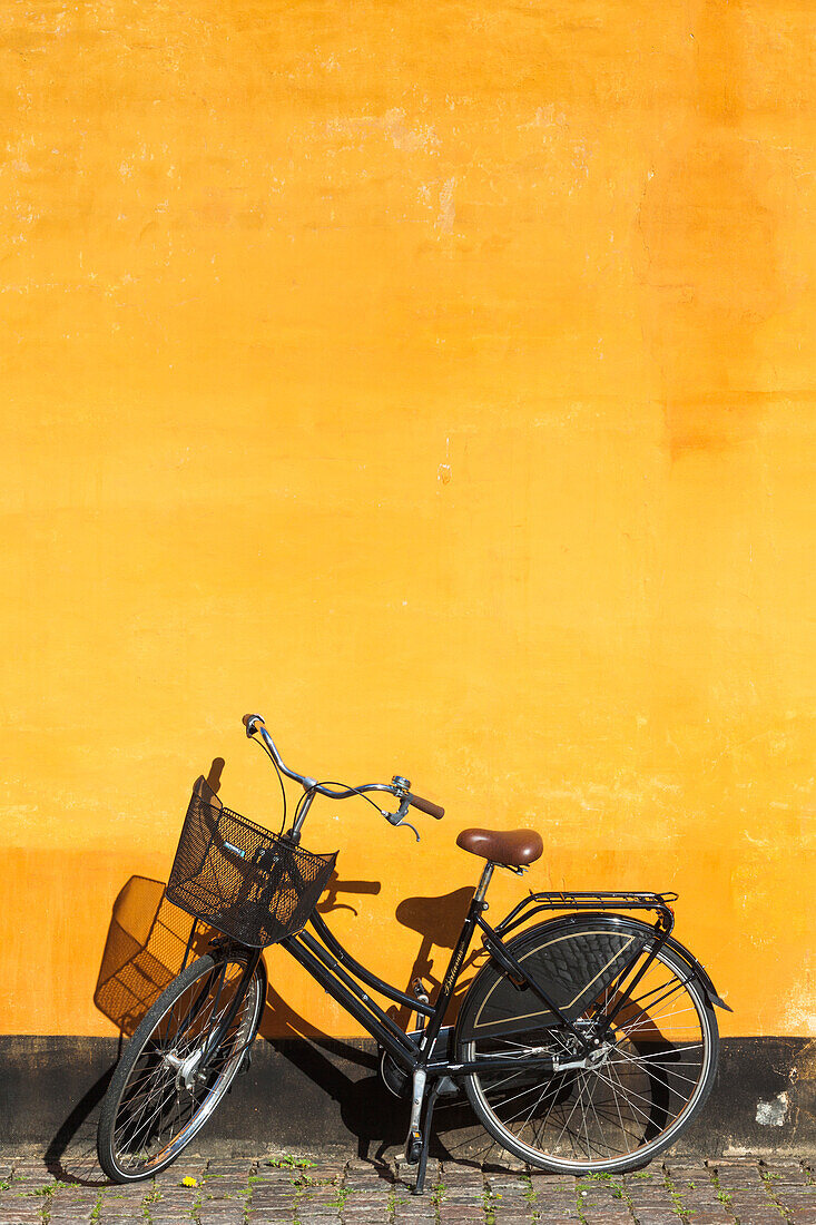 Dänemark, Seeland, Kopenhagen, gelbes Gebäudedetail mit Fahrrad