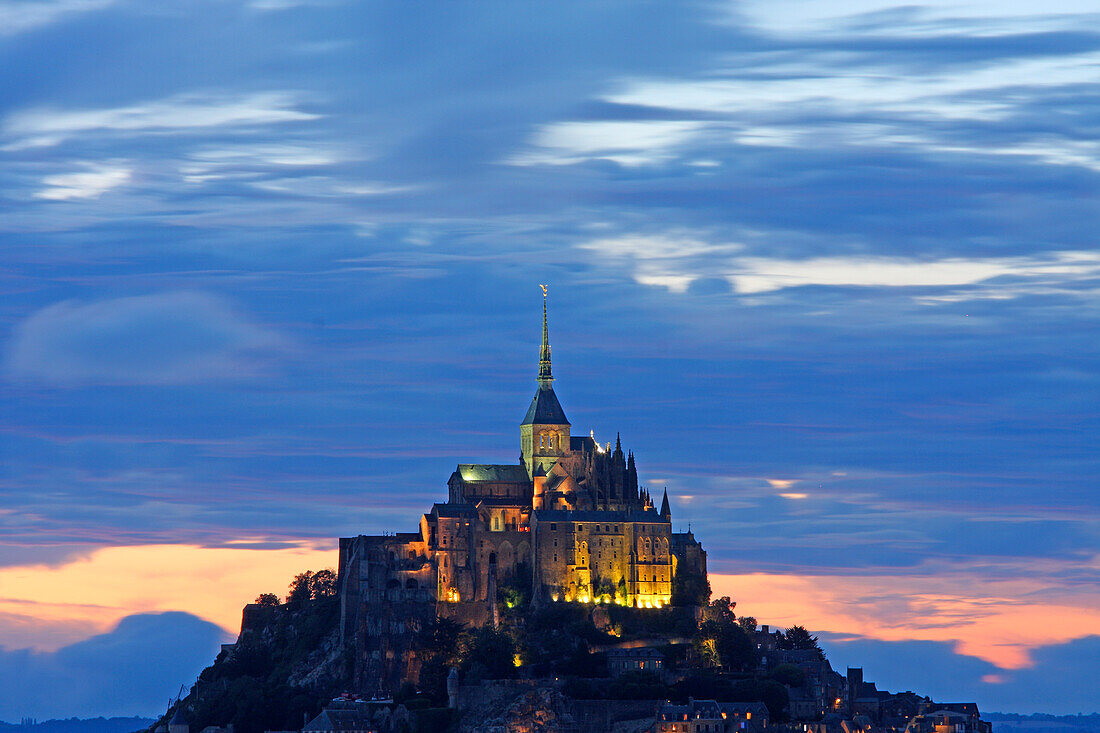 Mont St. Michel, Abenddämmerung, Normandie, Frankreich.