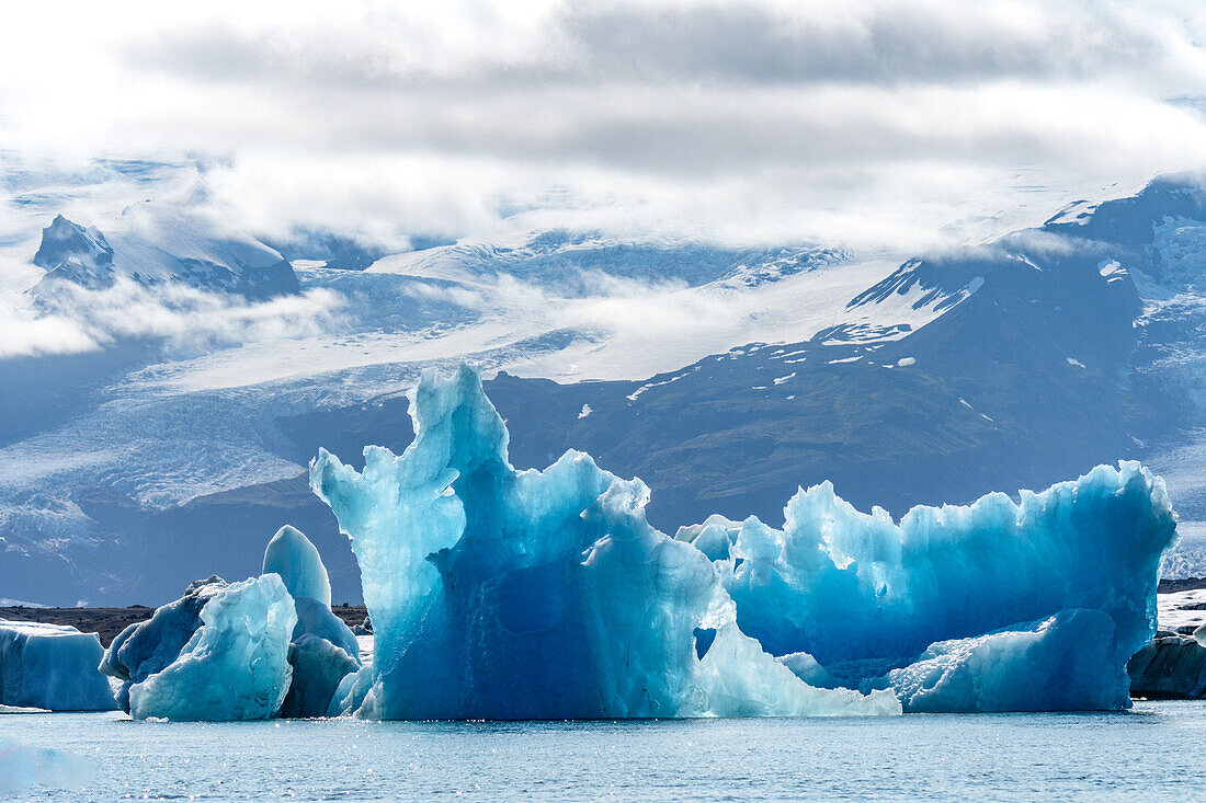 Island, schwimmende Gletscher bilden blaue Eisskulpturen in Jokulsarlon, Gletscherlagune.