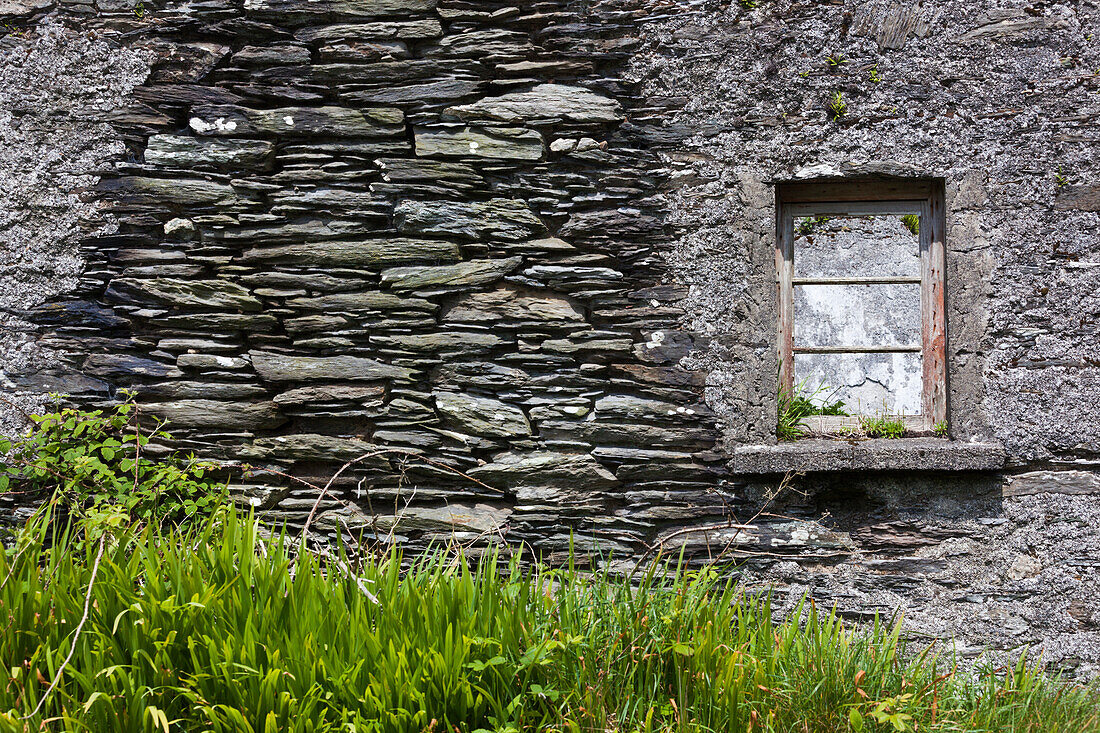 Ireland, County Cork, Beara Peninsula, Ring of Beara, Garnish, traditional stone house detail