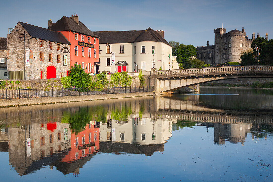 Ireland, County Kilkenny, Kilkenny City, pubs along River Nore and Kilkenny Castle