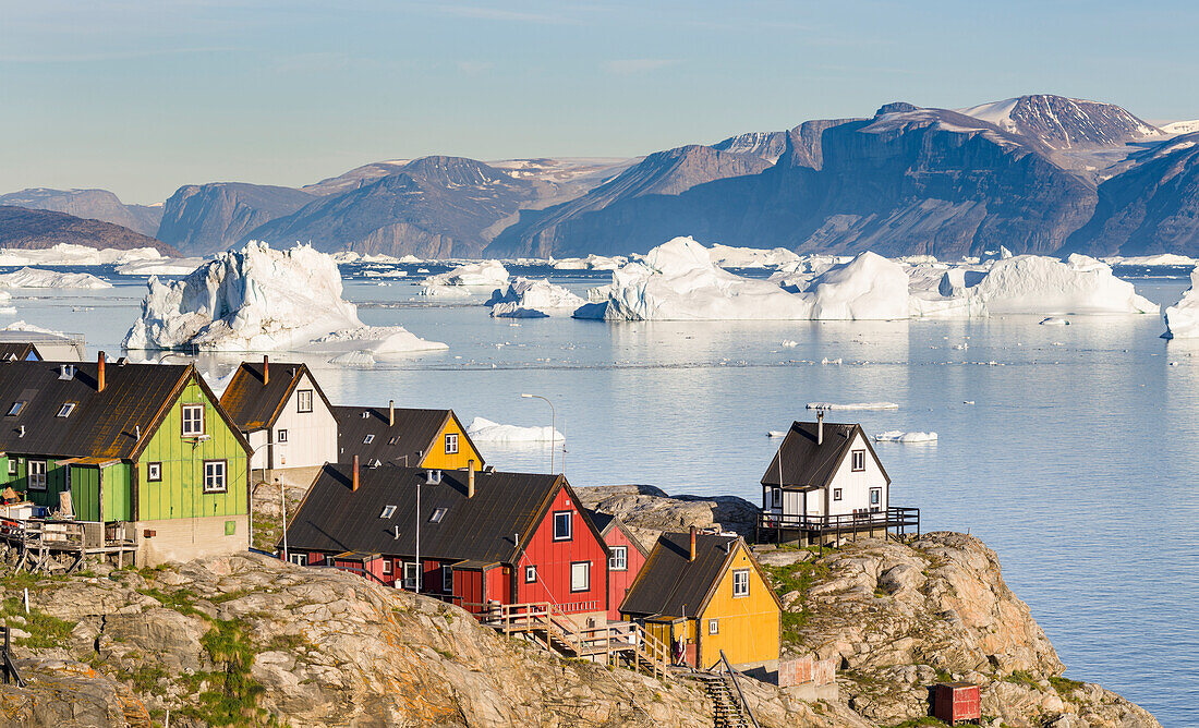 Stadt Uummannaq im Nordwesten Grönlands auf einer Insel im Uummannaq-Fjordsystem, im Hintergrund die Halbinsel Nuussuaq.
