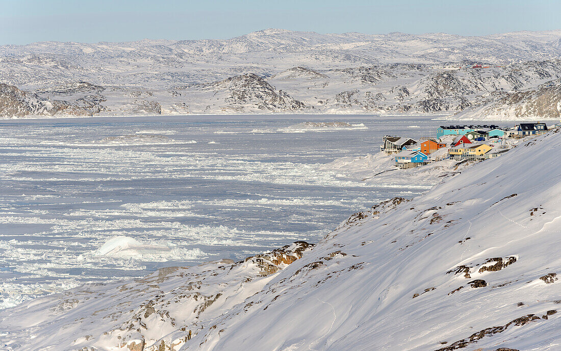 Winter in Ilulissat am Ufer der Diskobucht. Grönland, Dänemark