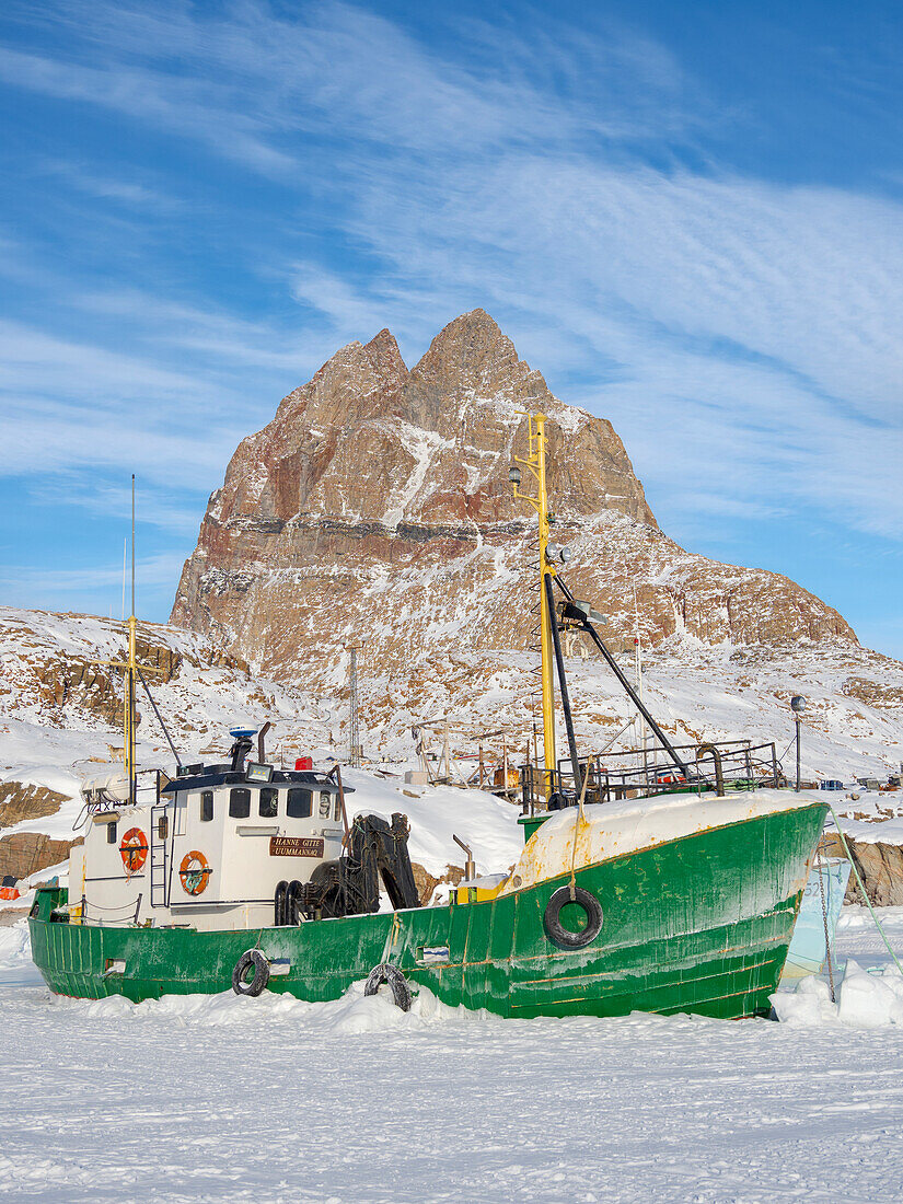 Der zugefrorene Hafen von Uummannaq im Winter im nördlichen Westgrönland jenseits des Polarkreises. Grönland, dänisches Gebiet
