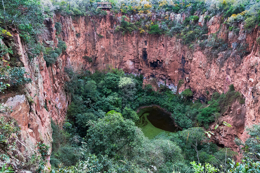 Brasilien, Mato Grosso do Sul, Jardim, Doline der Aras. Doline der Aras mit einer Aussichtsplattform gegenüber.