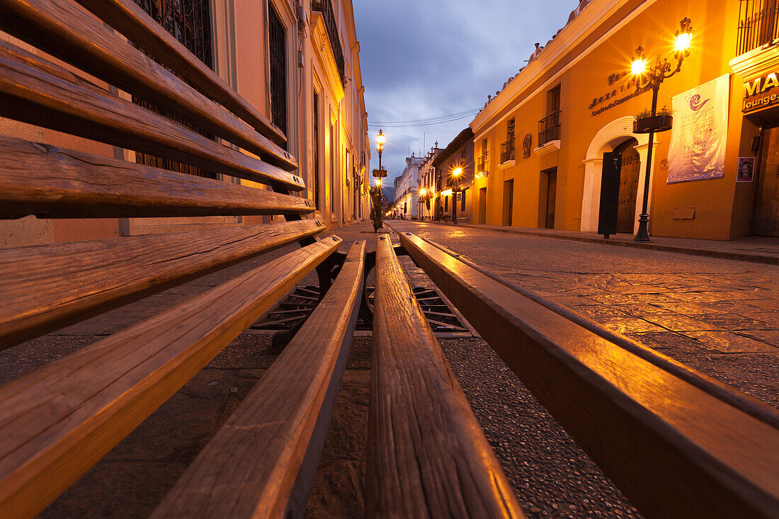 Mexiko, San Cristóbal de las Casas. Ein ungewöhnlicher Aussichtspunkt auf eine Dorfstraße im Morgenlicht.