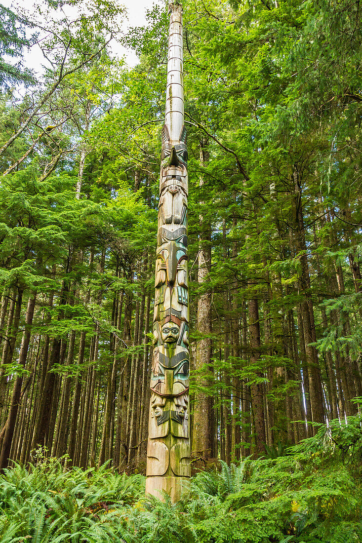 USA, Alaska, Prince of Wales Island, Kasaan. Totem pole and forest
