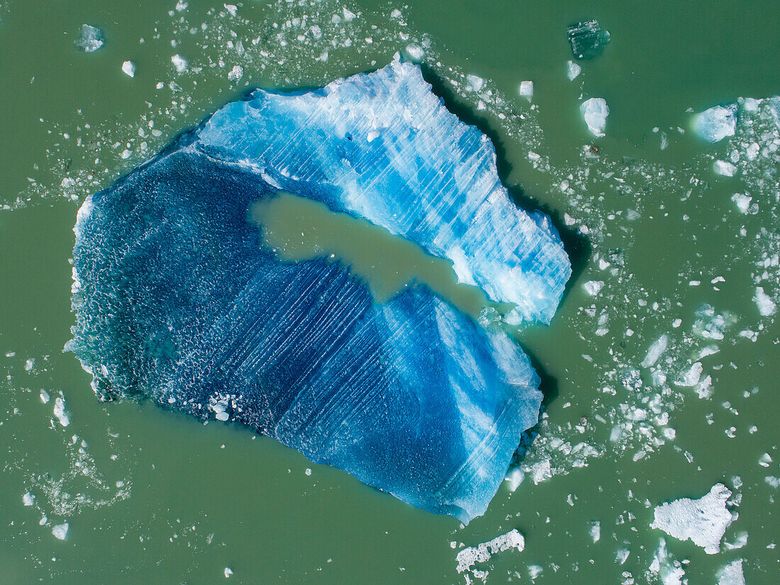 USA, Alaska, Tracy Arm-Fords Terror Wilderness, Luftaufnahme des schwimmenden Eisbergs, der am Sommermorgen vom South Sawyer Glacier in Tracy Arm gekalbt wurde