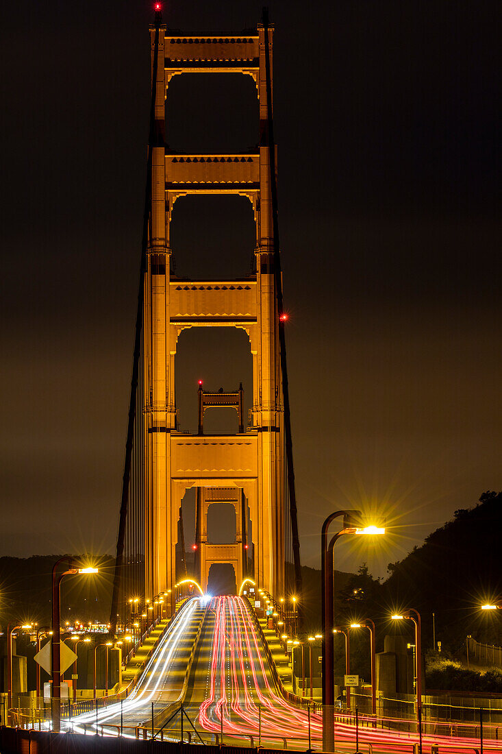Verkehr am frühen Morgen auf der Golden Gate Bridge in San Francisco, Kalifornien, USA