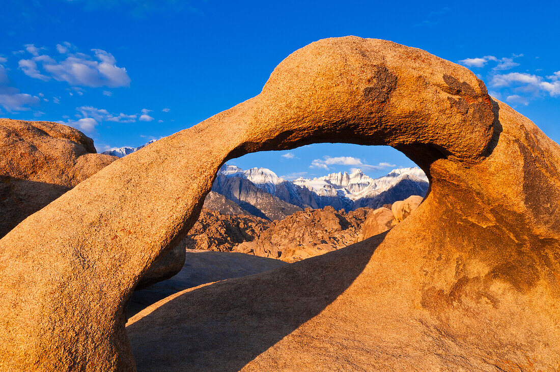 Morgenlicht auf Mount Whitney durch Mobius Arch, Alabama Hills, Inyo National Forest, Kalifornien, USA