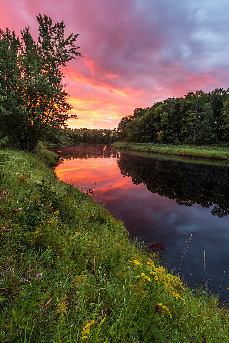 Morgendämmerung auf dem Mattawamkeag River fließt durch die Reed Plantation in Wytipitlock, Maine.