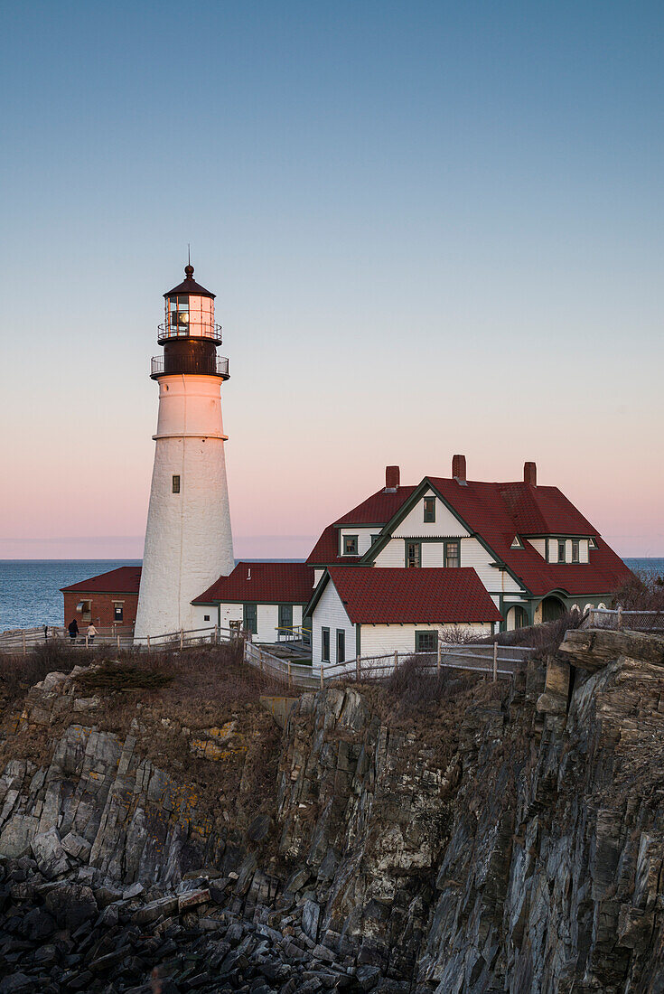 USA, Maine, Portland, Cape Elizabeth, Portland Head Light, Leuchtturm in der Abenddämmerung