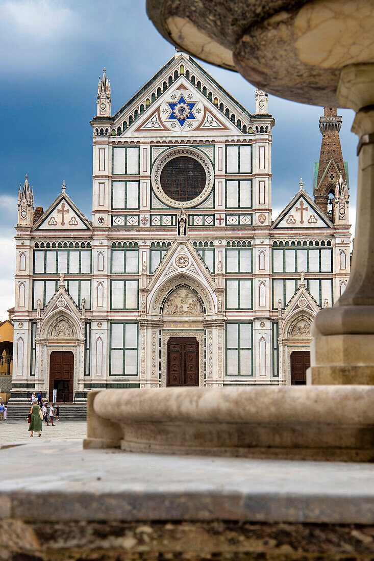 Platz und Kirche Santa Croce bei bewölktem Himmel, Florenz, Toskana, Italien.