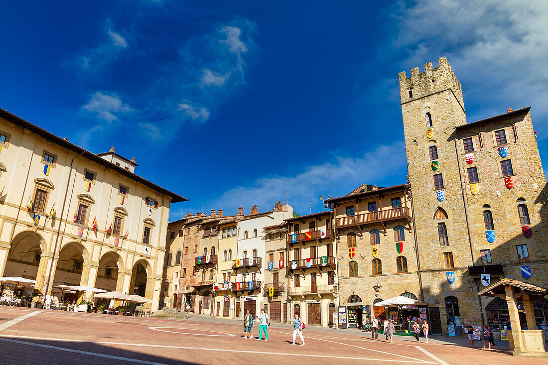 Mittelalterliche Gebäude auf der Piazza Grande, Arezzo, Toskana, Italien