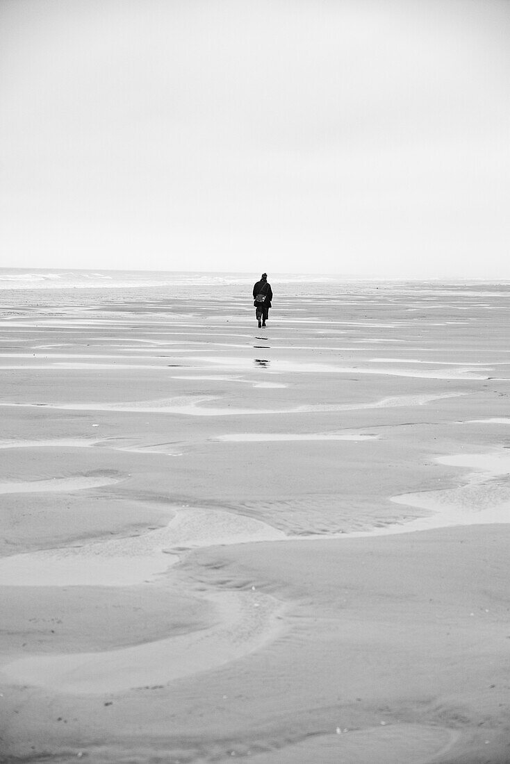 Frau zu Fuß am Strand von Cap Blanc-Nez, Escalles, Normandie, Frankreich