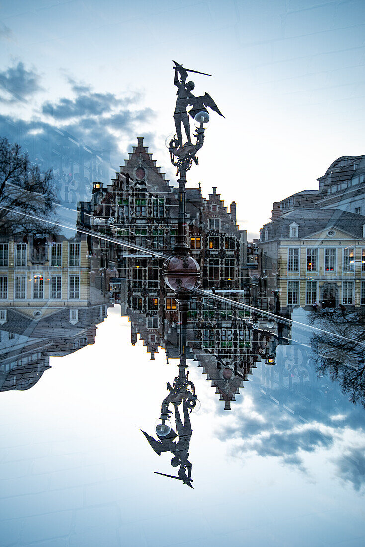 Doppelbelichtung einer Statue des heiligen Michael, der den Drachen tötet, Gent, Belgien