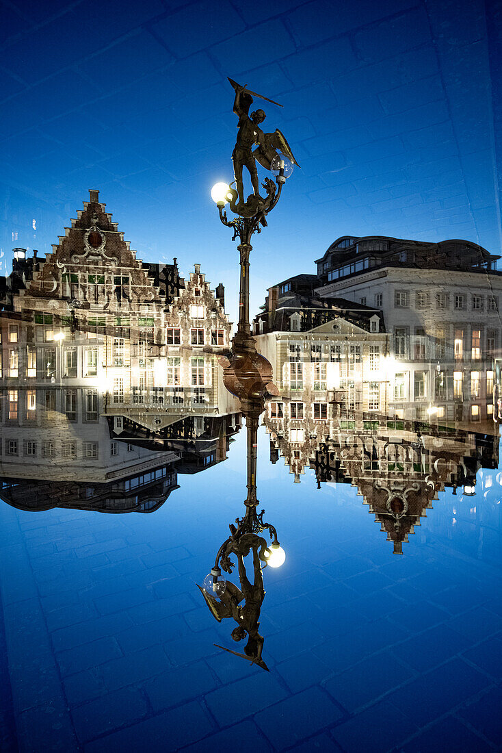 Doppelbelichtung einer Statue des heiligen Michael, der den Drachen tötet, Gent, Belgien