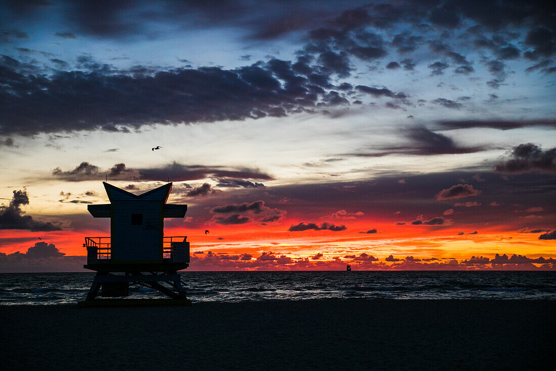 Sonnenaufgang am Strand von Miami Beach, Florida, USA