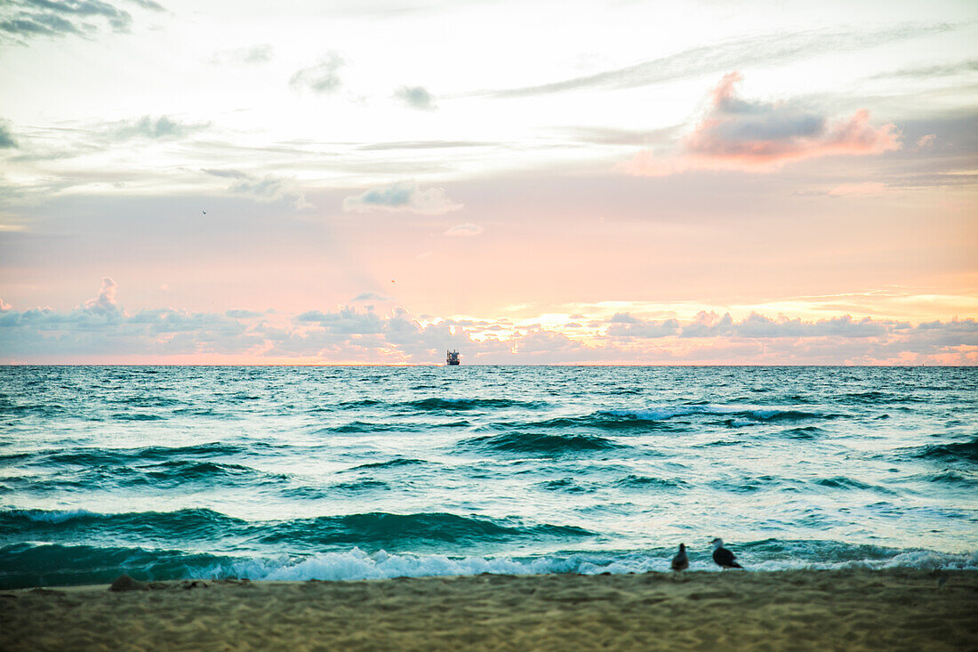 Sonnenaufgang am Strand von Miami Beach, Florida, USA