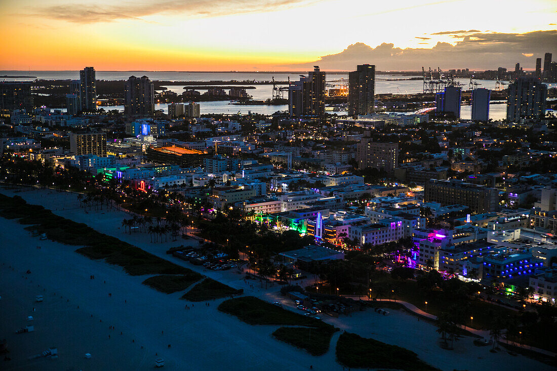 Aerial Aufnahme der Skyline von Miami bei Sonnenuntergang, Florida USA
