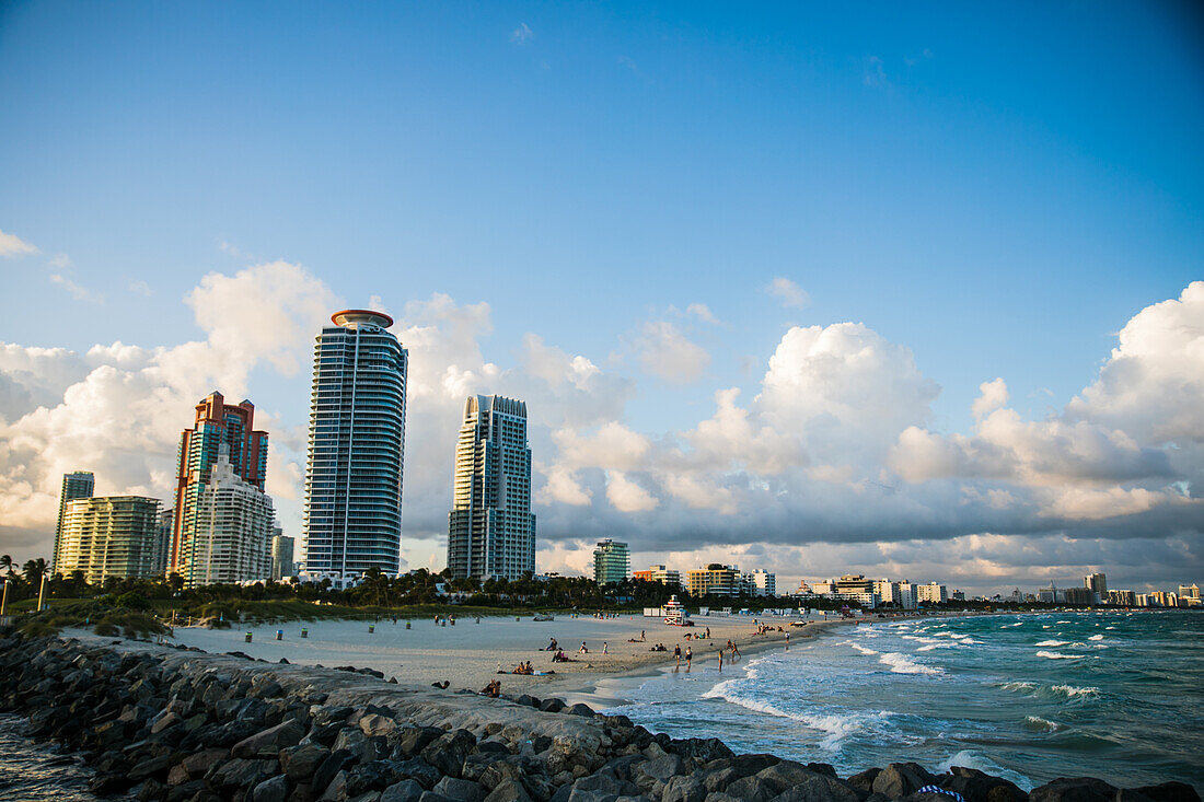 Sonnenuntergang am Strand von Miami Beach, Florida, USA