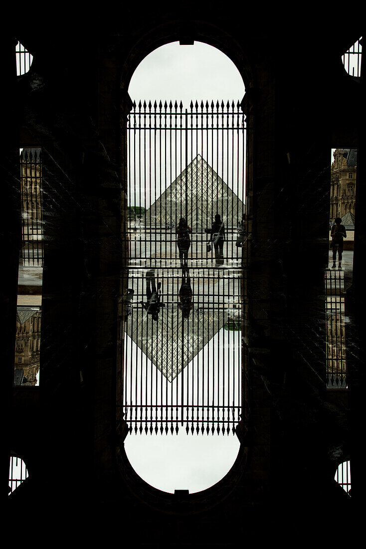 Doppelbelichtung des Glaspyramideneingangs des berühmten Louvre-Museums in Paris, Frankreich