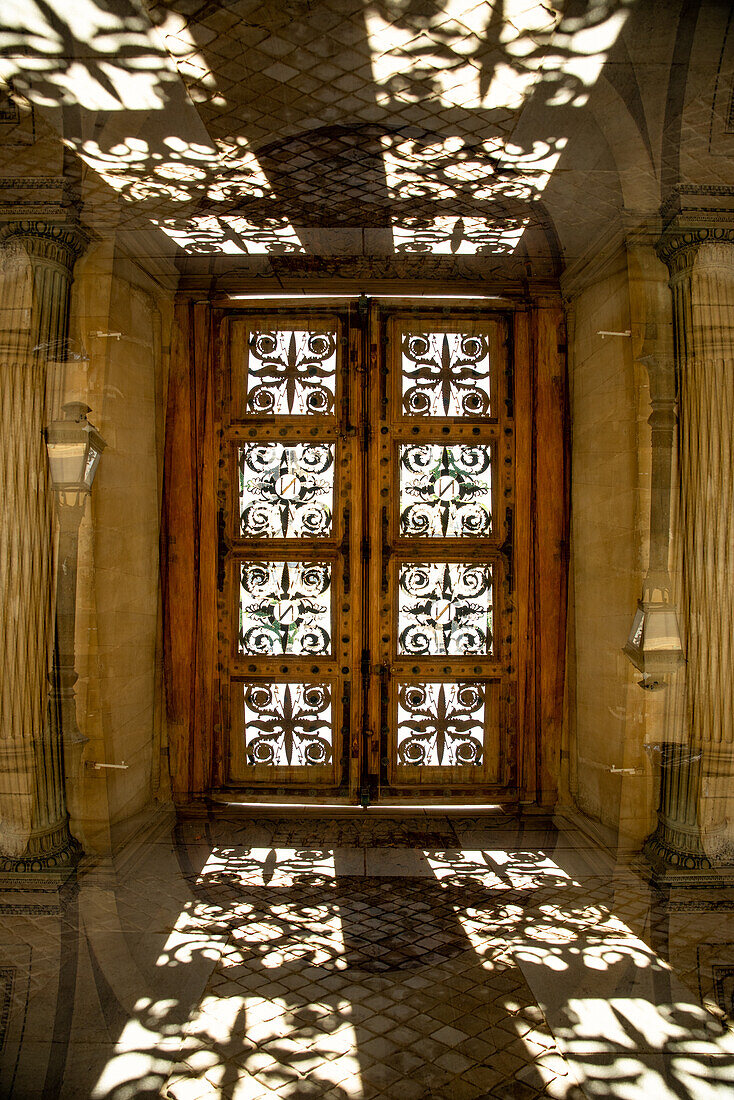 Doppelbelichtung der Umgebung des berühmten Louvre-Museums in Paris, Frankreich