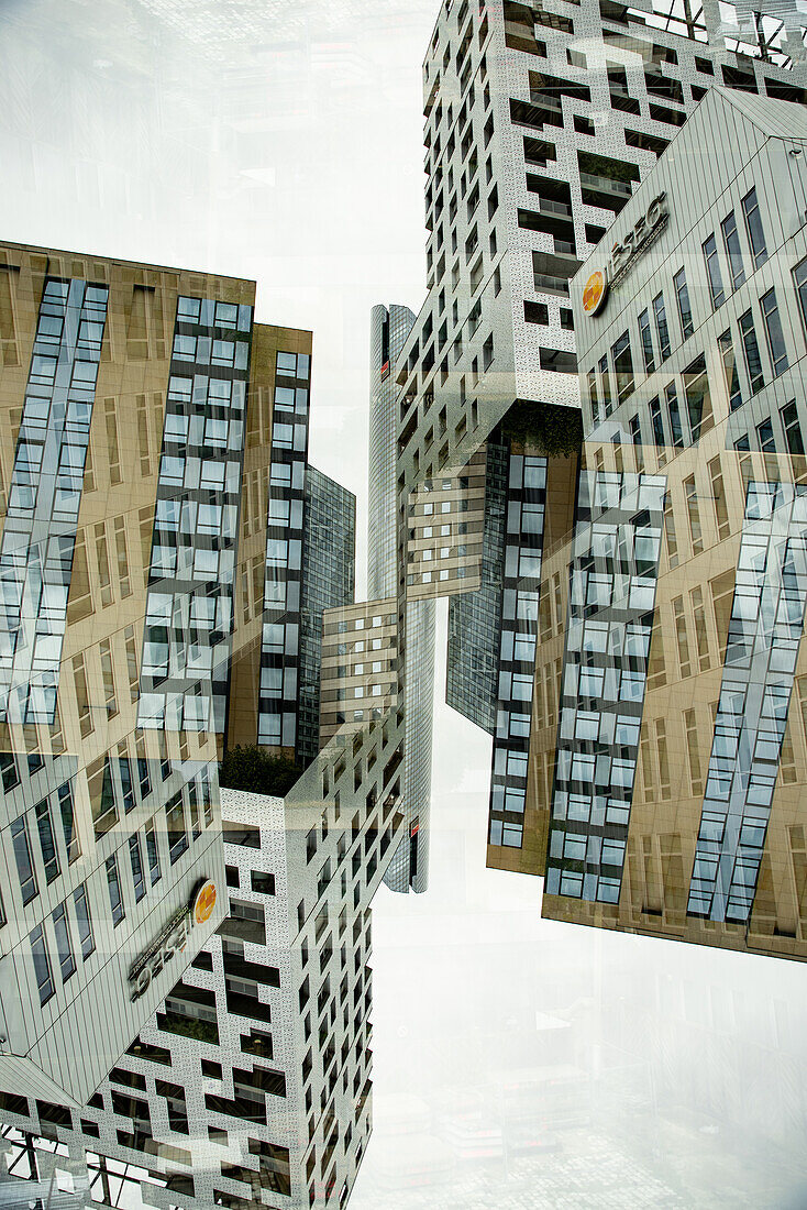 Doppelbelichtung des Viertels La Défense in Paris.