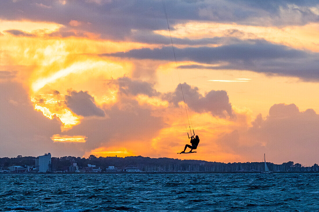 Kiter im Abendlicht am Großenbroder Weststrand, Ostsee, Ostholstein, Schleswig-Holstein, Deutschland