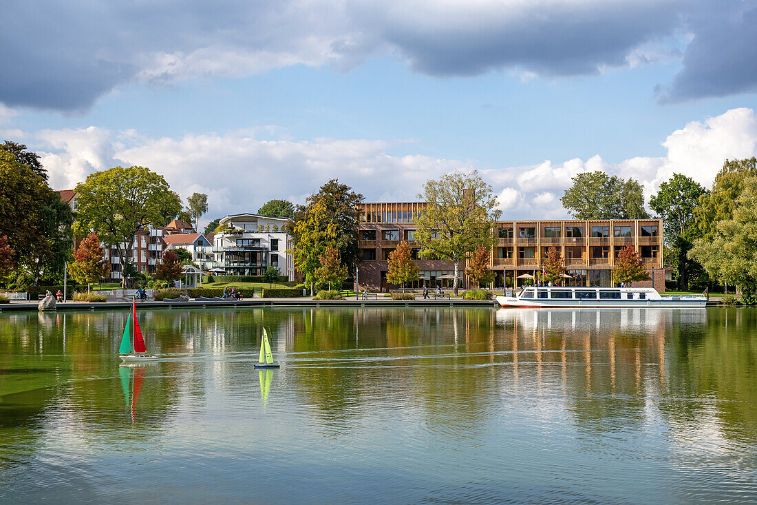 Blick auf den Schiffsanleger in der Eutiner Stadtbucht und das Hotel Seeloge, Eutin, Holsteinische Schweiz, Ostholstein, Schleswig-Holstein, Deutschland