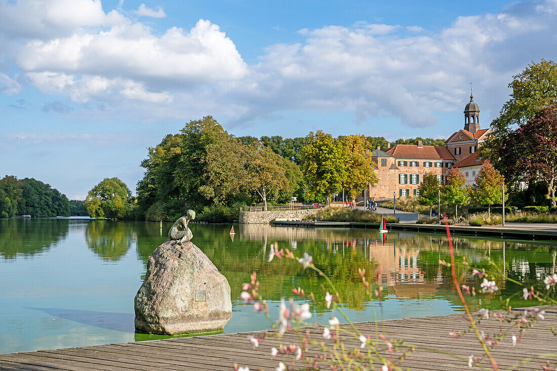 Blick auf den Eutiner See mit der Skulptur "Die Schauende" und dem Schloss im Hintergrund, Eutin, Holsteinische Schweiz, Ostholstein, Schleswig-Holstein, Deutschland