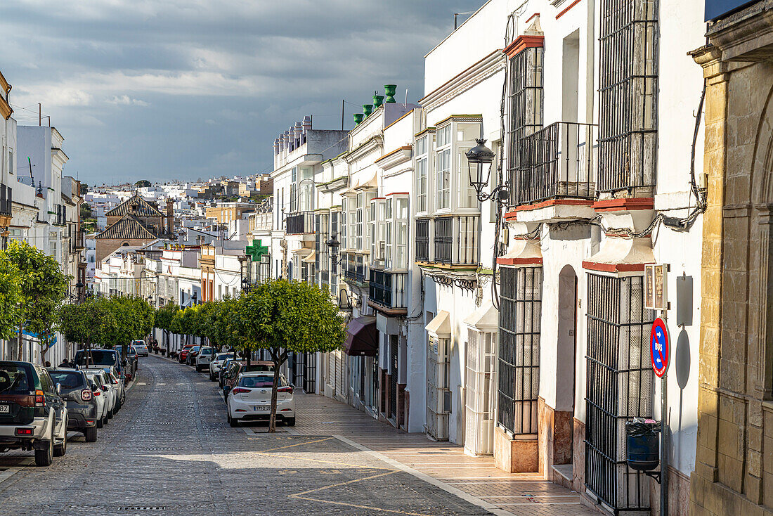 Strasse mit weissen Häuser von Arcos de la Frontera, Andalusien, Spanien 