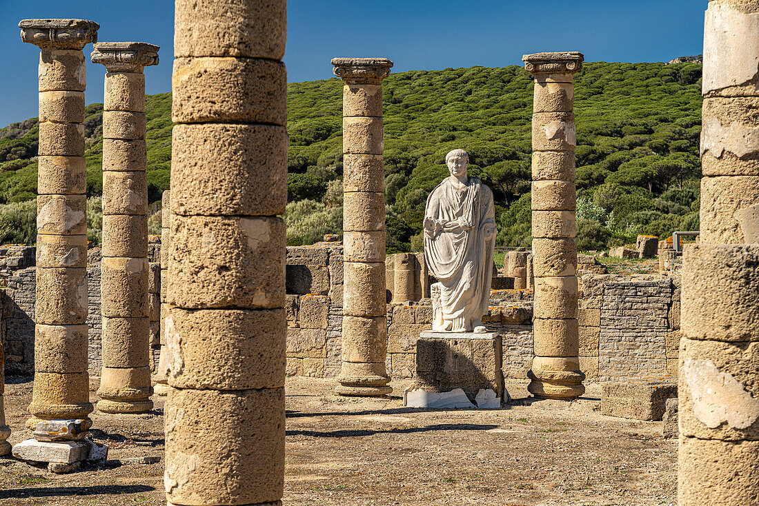 Trajan Statue und Basilika der römische Ruinen von Baelo Claudia in Bolonia, Tarifa, Costa de la Luz, Andalusien, Spanien 