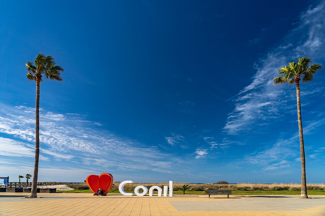 Schild Love Conil an der Uferpromenade Conil de la Frontera,  Costa de la Luz, Andalusien, Spanien