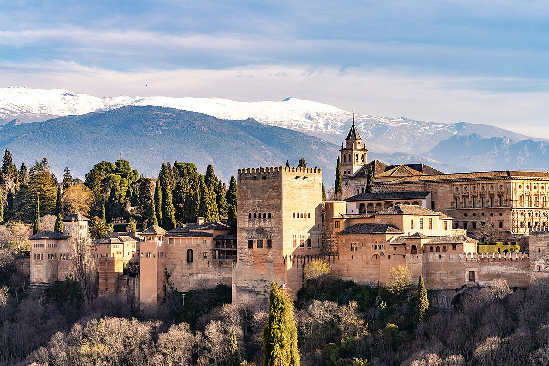 Blick vom Mirador de San Nicolas auf Alhambra und die schneebedeckten Berge der Sierra Nevada, Granada, Andalusien, Spanien  